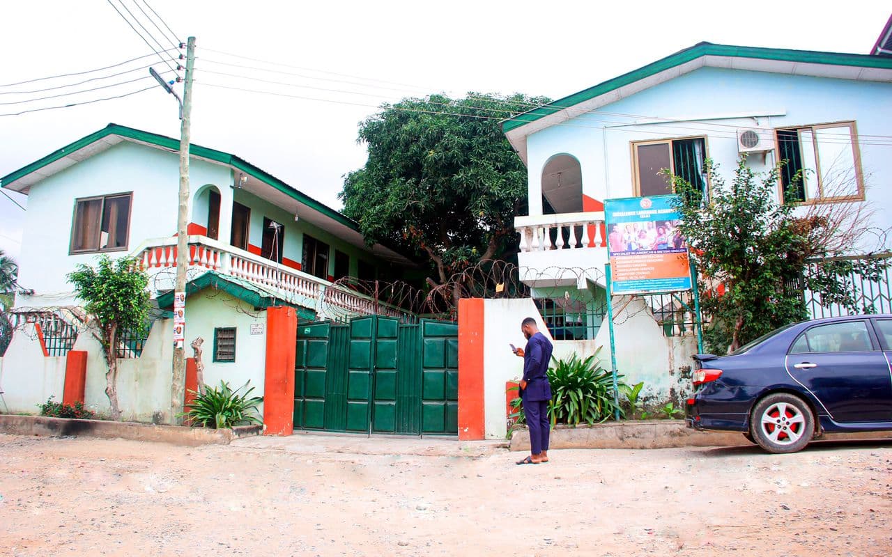 La façade de l'école ELA à Alajo, Accra
