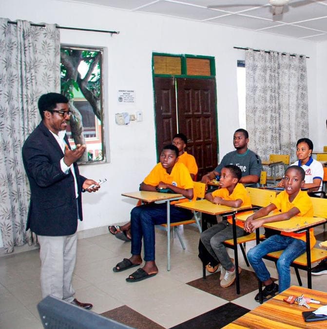 A teacher leading an English class with young students at ELA